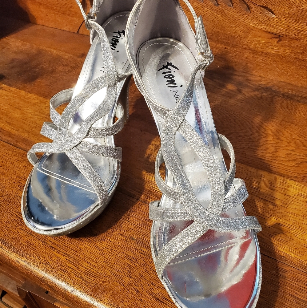 Fioni night silver heels NWT